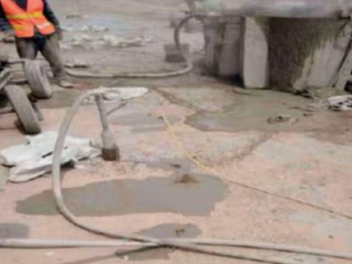 万荣水泥混凝土路面板底注浆技术 路面脱空注浆整治方案