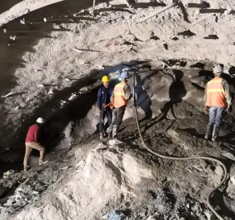 万荣拱顶带模注浆料的施工流程及注意事项